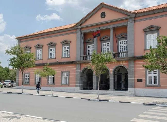Aberto concurso público para asfaltagem de 5 km de estrada da sede municipal do Cunhinga