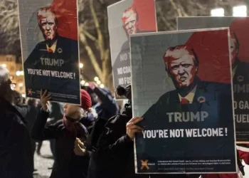 Milhares protestam contra Trump e Fórum Económico Mundial na cidade de Zurique