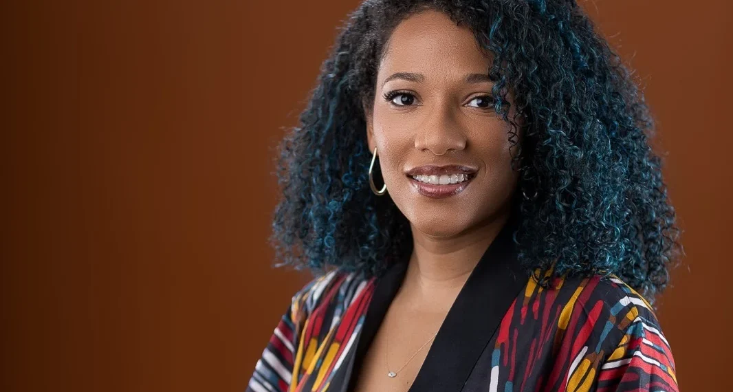 Elisângela Rita lança livro bilingue de poesia na Livraria Kiela
