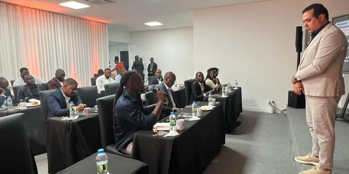 Jornalistas e Grupo Acelerador Angola reflectem sobre liderança estratégica e cultura organizacional