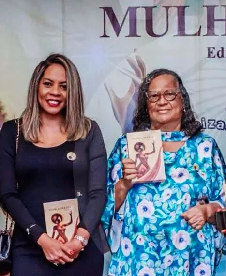 Ema Gonçalves entre as co-autoras da antologia Avança Mulher