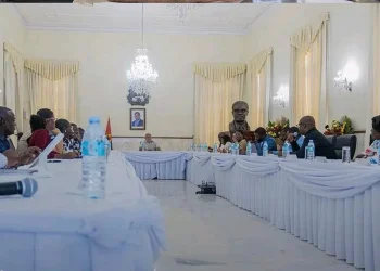 Governador de Luanda orienta reforço da fiscalização da venda ambulante