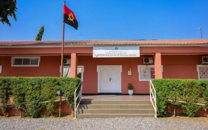 Camama realiza campanha de limpeza e desmantelamento de casas de processos ilegais