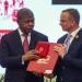 Tomasz Dowbor recebe medalha em homenagem póstuma ao pai, Mariusz Dowbor