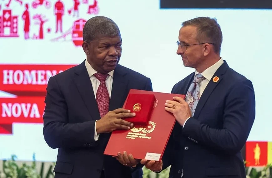 Tomasz Dowbor recebe medalha em homenagem póstuma ao pai, Mariusz Dowbor