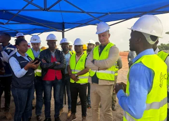 Ministro da Energia e Águas avalia grau de execução das obras do parque fotovoltaico do Cafunfo