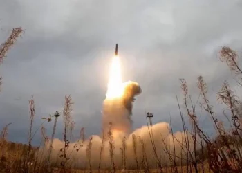 França e Reino Unido querem dotar Ucrânia de arma nuclear ou bomba suja, diz inteligência russa