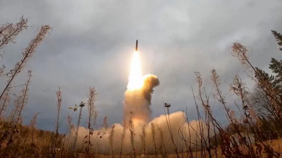 França e Reino Unido querem dotar Ucrânia de arma nuclear ou bomba suja, diz inteligência russa