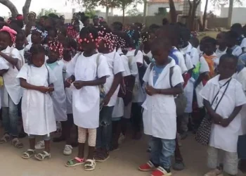Professores e alunos da Escola n.º 1027 de Belas fazem necessidades na rua por falta de água