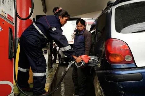 Milhares de veículos afectados e um possível boicote: gasolina da Bolívia destrói carros no país