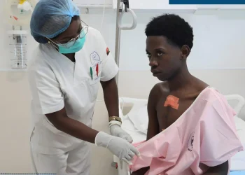 Jovem de 18 anos sobrevive a grave agressão após cirurgia cardíaca de emergência