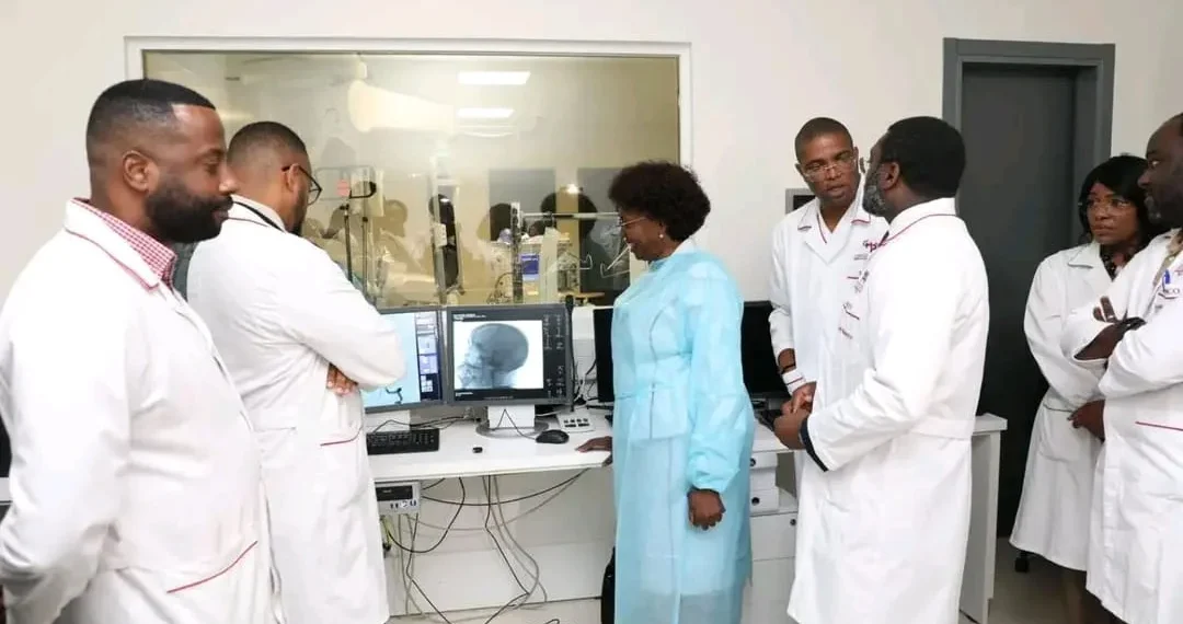 Ministra da Saúde presencia primeira intervenção cerebral invasiva no país