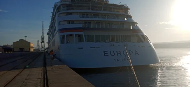 Navio de cruzeiro MS Europa abre temporada 2025/2026 com escala no Porto do Lobito