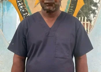 Médico detido por alegada recusa de assistência a menor de 2 anos