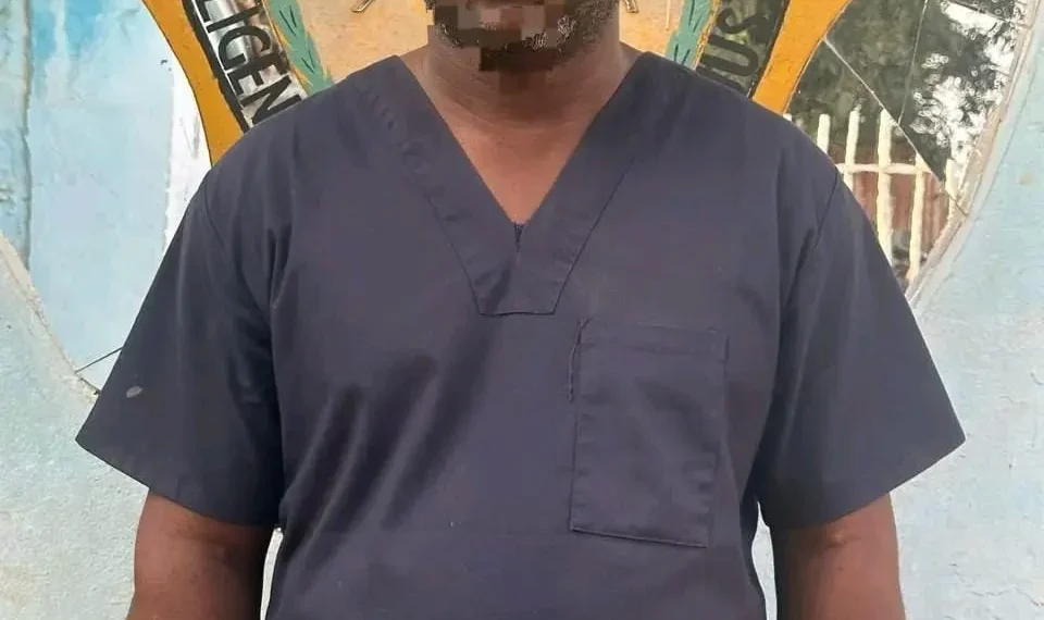 Médico detido por alegada recusa de assistência a menor de 2 anos