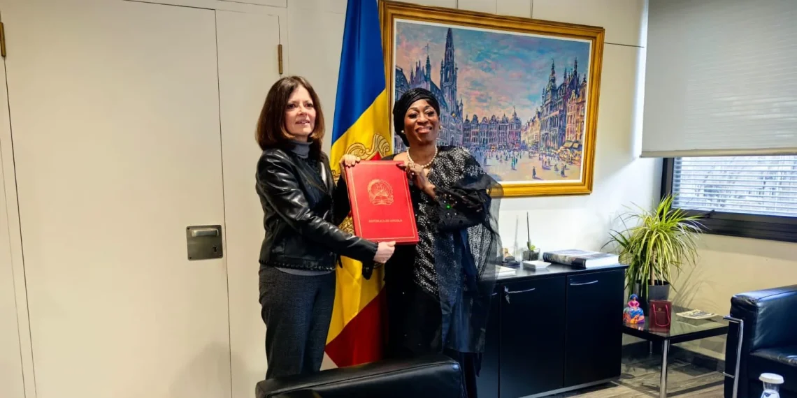 Embaixadora de Angola em Espanha apresenta Cartas Figuradas