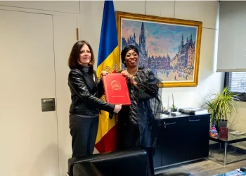 Embaixadora de Angola em Espanha apresenta Cartas Figuradas