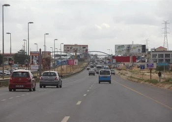 GPL interdita parcialmente Avenida Fidel Castro Ruz para instalação de pedonal