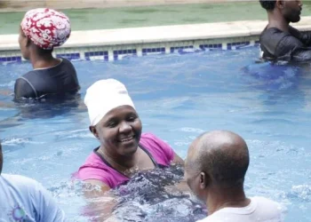 Fisioterapeuta mostra em livro cura de crianças com paralisia cerebral em Angola através da hidroterapia