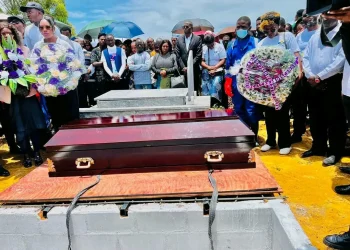 Restos mortais do jornalista Fernando Chicapa sepultados no Cemitério Municipal do Cuito