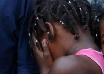 Cidadã agride brutalmente a filha por alegada relação amorosa com o pai