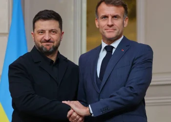 Macron insiste que UE deve libertar ajuda prometida a Kiev