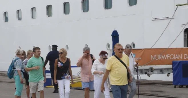 Navio europeu atraca em Luanda com 289 turistas
