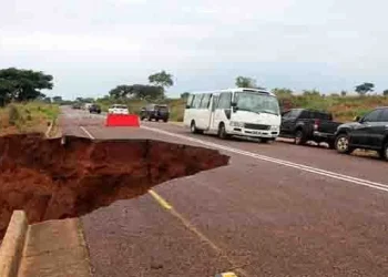 Ravina corta circulação na Estrada Nacional 160 no Uíge