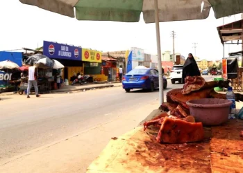 Novas estradas em Luanda “engolidas” pelo comércio nos passeios
