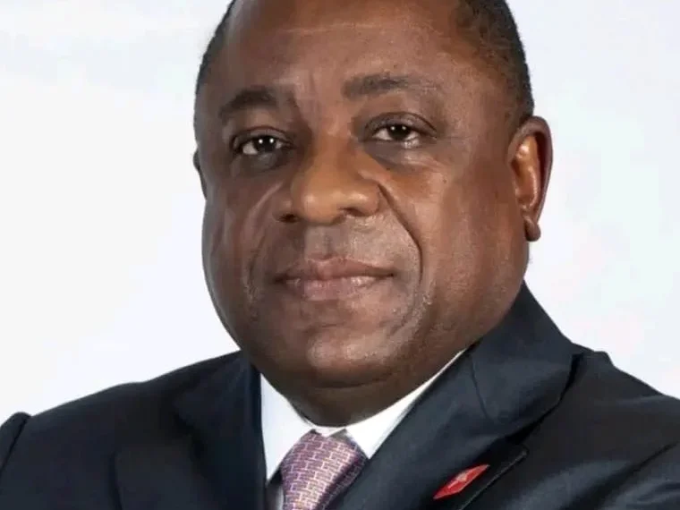 Rui Mangueira enluta diplomacia angolana