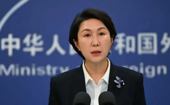 China pede cessar de operações militares e destaca importância estratégica de Ormuz