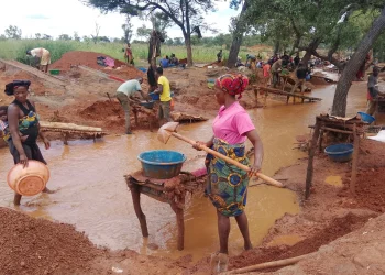 Garimpo de ouro em condições arriscadas atrai mulheres para o município da Jamba na Huíla