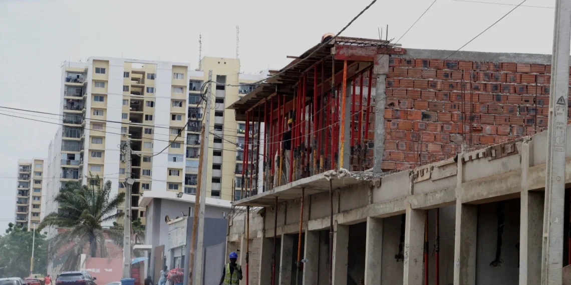 Urbanização Vida Pacífica invadida por construções desordenadas, casebres e roulottes