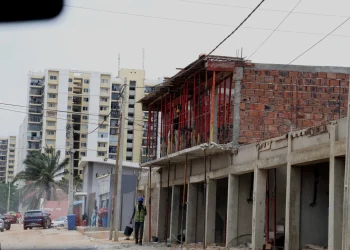 Urbanização Vida Pacífica invadida por construções desordenadas, casebres e roulottes