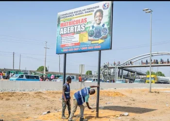 Mais de 150 painéis publicitários irregulares serão removidos nos próximos dias em Luanda