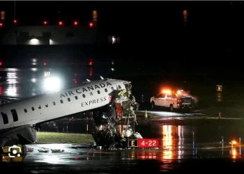 Colisão entre avião e viatura de bombeiros em Nova Iorque deixa dois mortos e dezenas de feridos