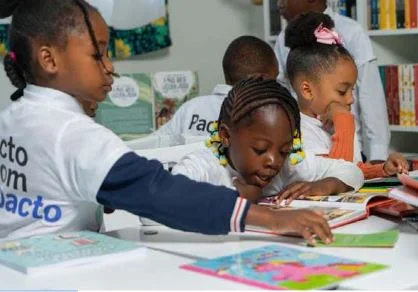 Standard Bank entrega três bibliotecas a escolas primárias no Huambo