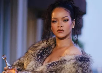 Internacional:Mulher detida após disparar cerca de dez tiros contra casa de Rihanna em Beverly Hills