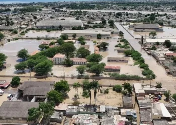 Mulher dá à luz a gémeos sobre telhado em meio à tragédia das fortes chuvas em Benguela