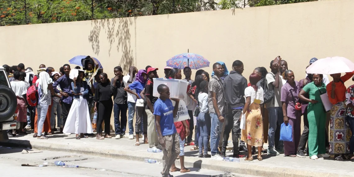 Falhas no sistema paralisam registos civis em Luanda e geram enchentes na DNIRN