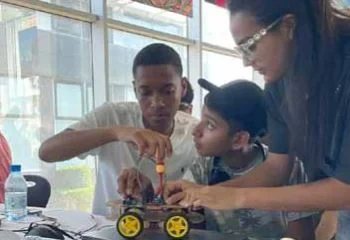 Think Young proporciona bootcamp de ia e robótica gratuito a estudantes angolanos