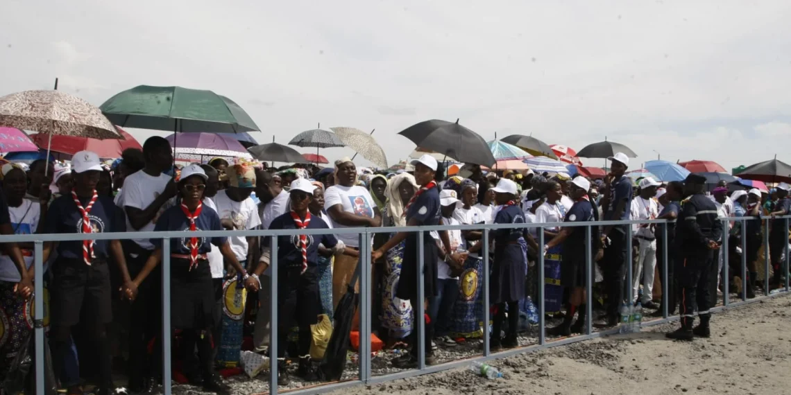 Milhares de fiéis já entoam hinos para receber o Papa Leão XIV em Candombe
