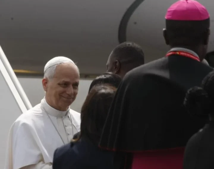 Papa Leão XIV de saída do Lar dos Idosos para celebrar a missa Campal