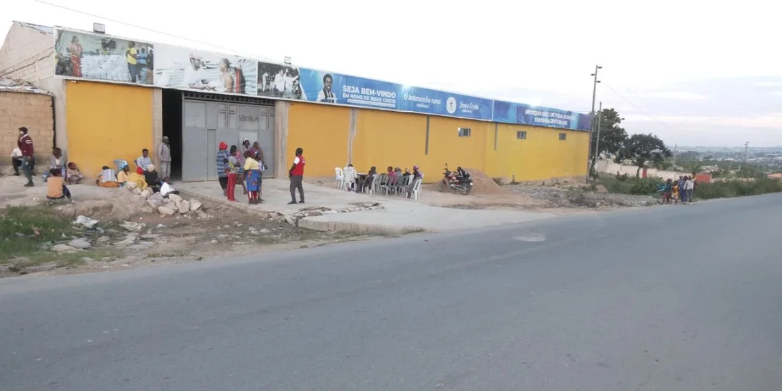 Cidadã de 41 anos acusada de matar avó e bisneto após participar em vigília numa igreja