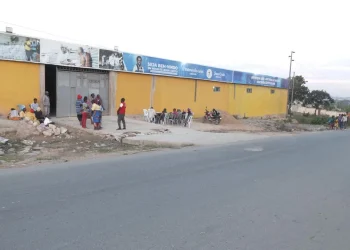 Cidadã de 41 anos acusada de matar avó e bisneto após participar em vigília numa igreja
