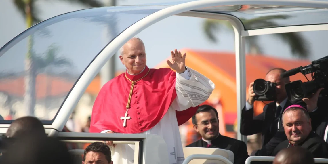 Papa Leão XIV saúda população presente no Aeroporto Internacional 4 de Fevereiro
