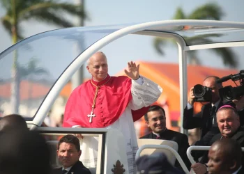 Papa Leão XIV saúda população presente no Aeroporto Internacional 4 de Fevereiro