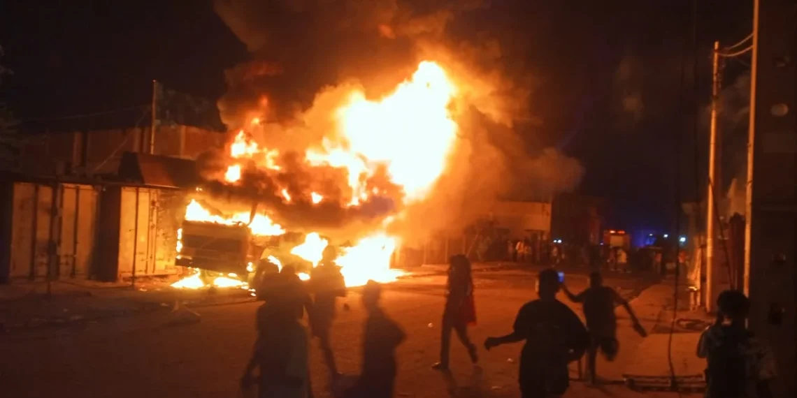 Camião cisterna incendeia quando tentava abastecer na bomba de combustível em Cacuaco