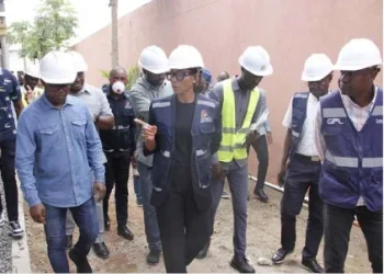 Perto de 30 mil alunos aguardam conclusão das obras de oito escolas em Luanda