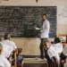 O professor que sabe escrever: quando a escrita ensina antes da voz